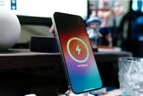 昆明苹果15换屏服务分享用什么充电器给iPhone15充电更好 